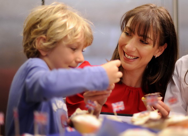 UK first lady bakes wedding cakes