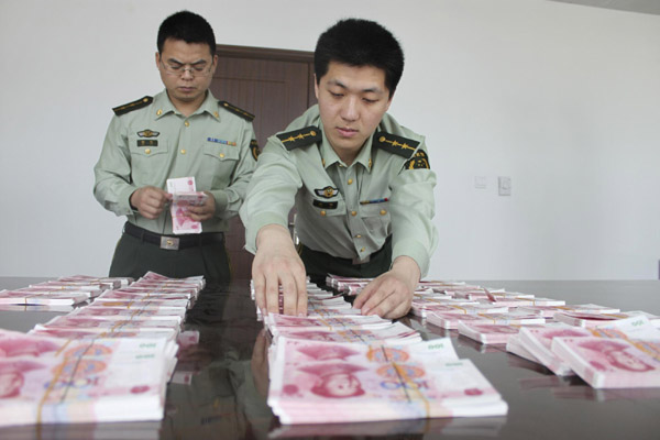 Police seize 490,000 yuan in fake notes