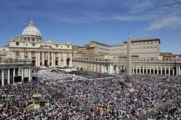 Pope beatifies John Paul before 1m faithful