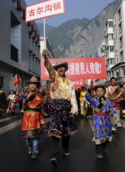 Quake victims stage a gratitude parade