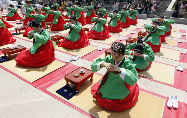 Participants make deep bows during a traditional coming-of-age day ceremony in Seoul May 16, 2011. Coming-of-age day ceremony in Seoul