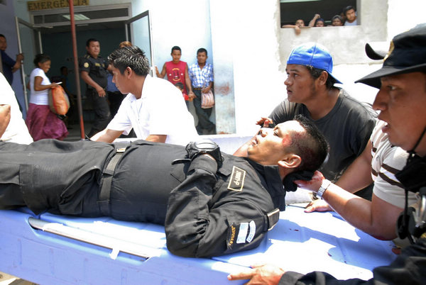 Guatemalan police search for massacre suspects