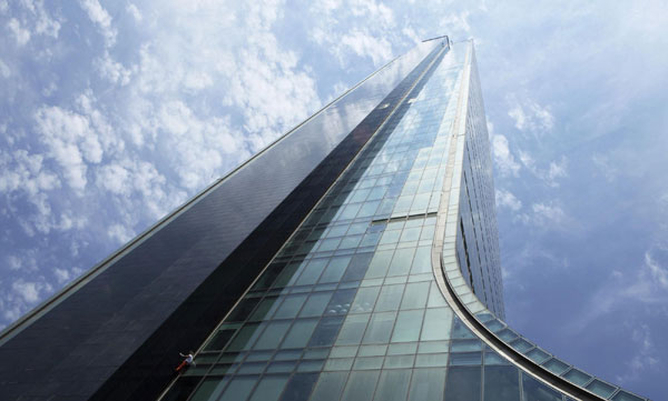 'Spiderman' climbs highest building in Turkey