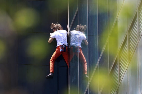 'Spiderman' climbs highest building in Turkey