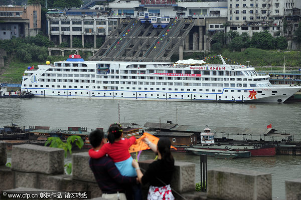 Luxury cruise liner makes debut in SW China