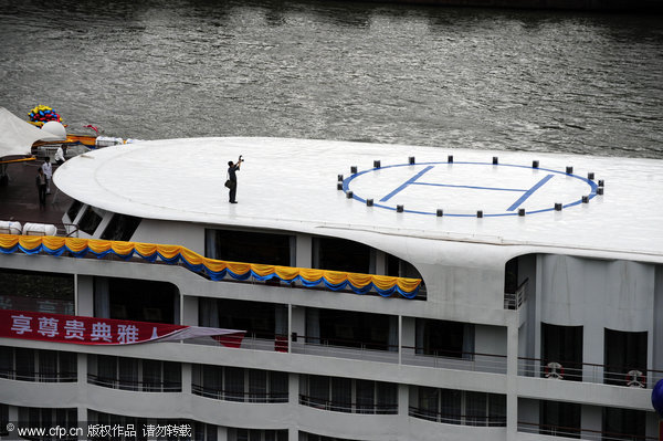 Luxury cruise liner makes debut in SW China