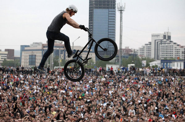 Motorcycle, bicycle stunt show held in Russia