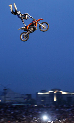 Motorcycle, bicycle stunt show held in Russia