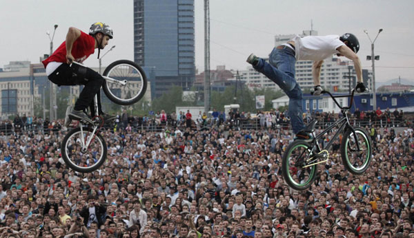 Motorcycle, bicycle stunt show held in Russia