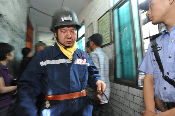 Desperate wait for relatives of trapped miners