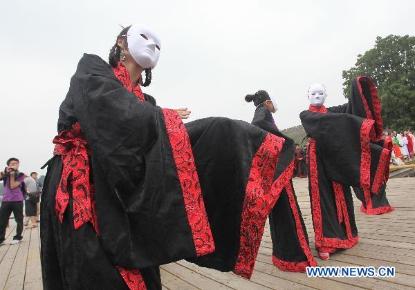 People wearing Han clothings to worship Qu Yuan
