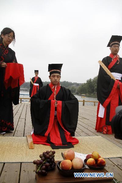 People wearing Han clothings to worship Qu Yuan