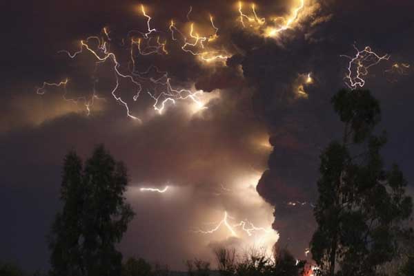 Chilean volcano sparks lightning