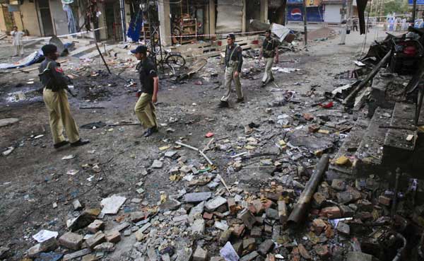 Blasts kills 34 in Pakistan, as CIA chief visits