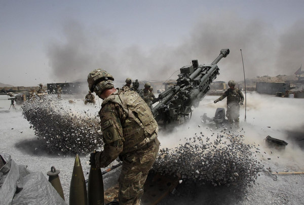 US soldiers fire howitzers in S Afghanistan