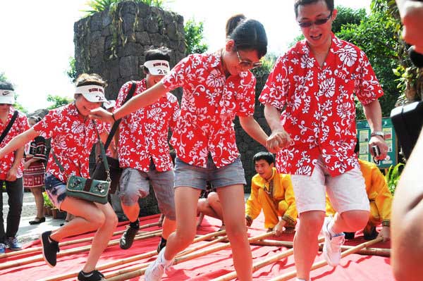 More than 130 loved-up couples commit in Hainan