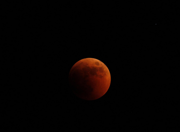 Total lunar eclipse turns the moon red