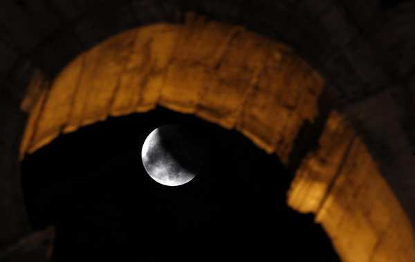 Total lunar eclipse turns the moon red