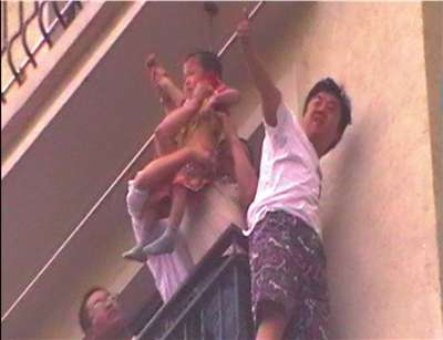 Breathtaking rescue of falling toddler