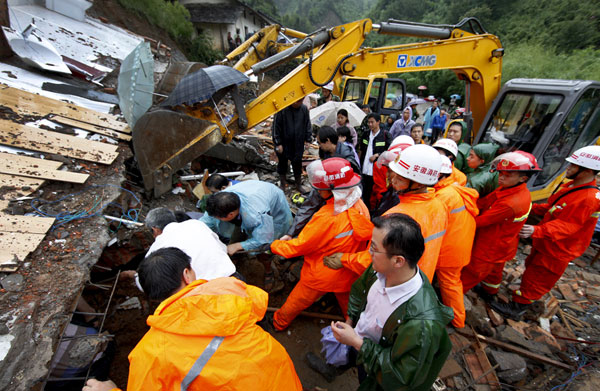 Mountain landslide kills 2 in E China