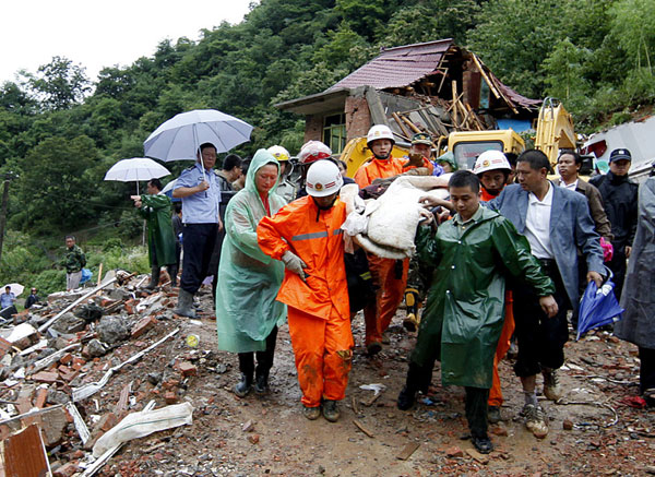 Mountain landslide kills 2 in E China