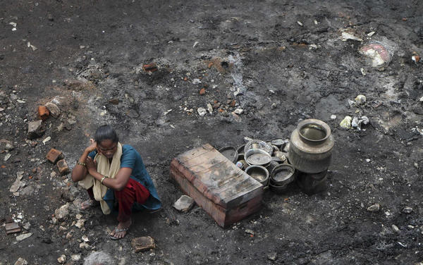 Fire guts 300 huts in India