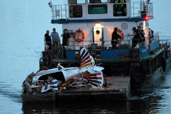 Pilot killed in acrobatic plane crash