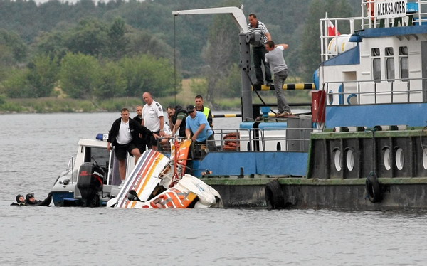 Pilot killed in acrobatic plane crash