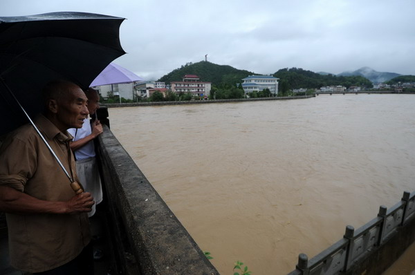 Heavy rain floods roads in Jiangxi