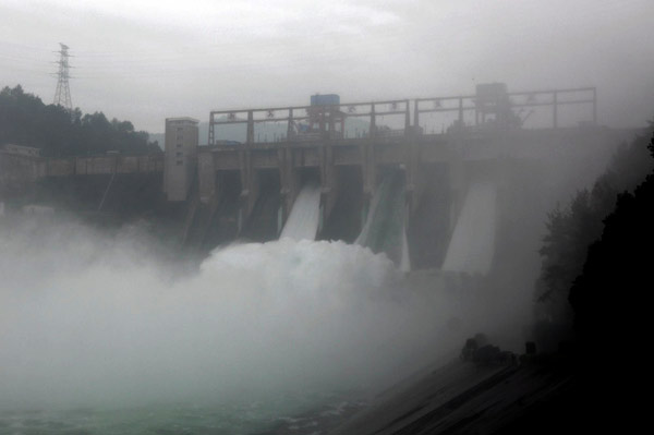 Swelling reservoir lets flood water go