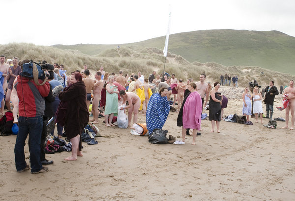400 Brits claim world record in naked bathing