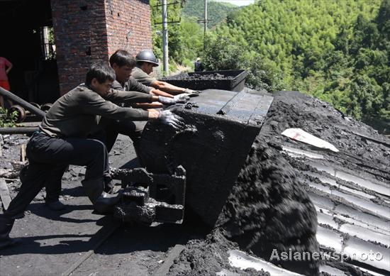 4 dead, 3 trapped in Central China coal mine flood