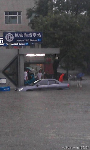 Heavy rain disrupts Beijing traffic