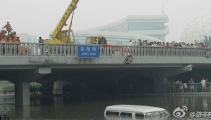 Heavy rain disrupts Beijing traffic