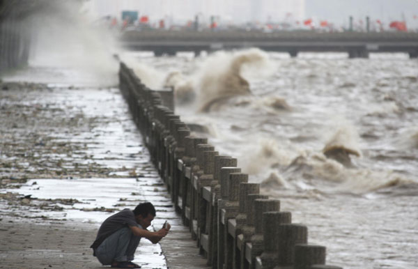 S China braces for Haima as waves hit
