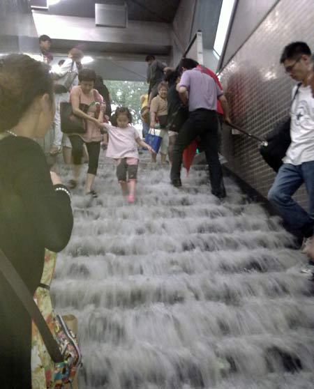 Heavy rain disrupts Beijing traffic