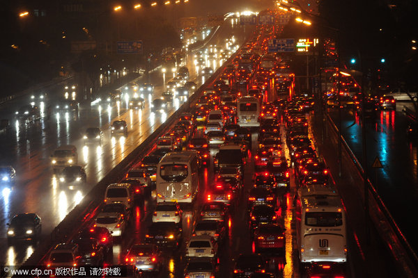 Heavy rain disrupts Beijing traffic