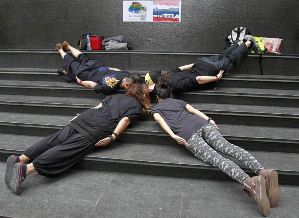 planking pictures fad. Planking, the fad of lying