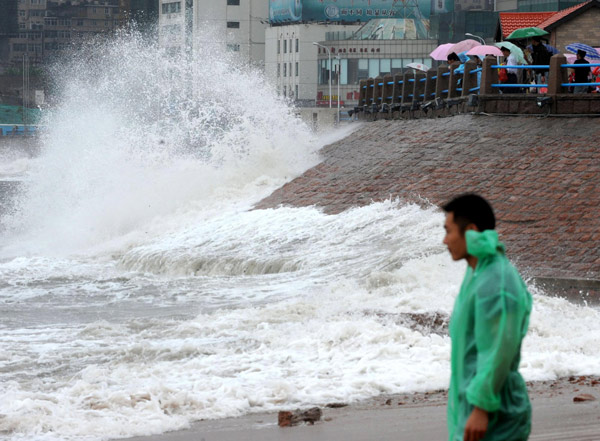 Tropical storm Meari barges in East China coast