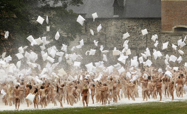 800 volunteer for a pillow battle in Gaasbeek