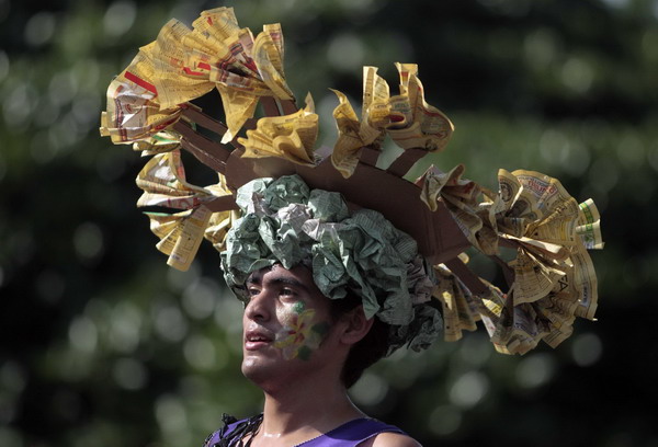 Nicaraguans don recyclable attires in celebration