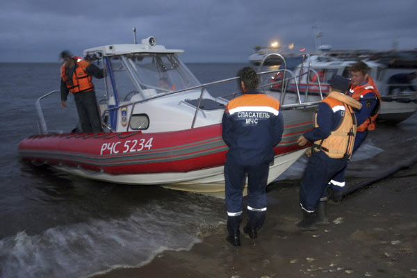 101 missing after boat sinks in Russia
