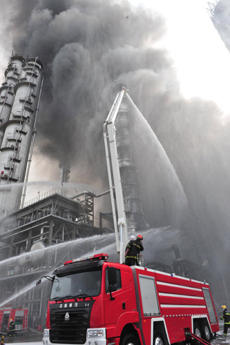 Fire put out at oil refinery, no casualties