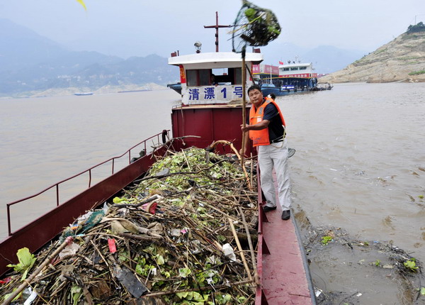 Floating trash clogs up Three Gorges Reservoir