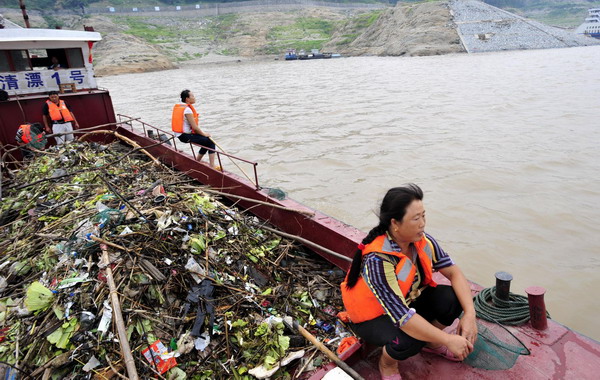Floating trash clogs up Three Gorges Reservoir