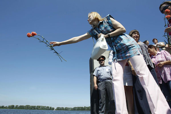 Russians mourn boat disaster victims