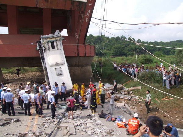 Bridge collapse kills 1, injures 22