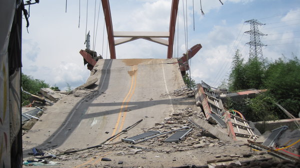 Bridge collapse kills 1, injures 22|China|chinadaily.com.cn