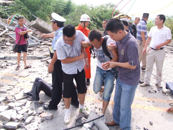 Bridge collapse kills 1, injures 22|China|chinadaily.com.cn