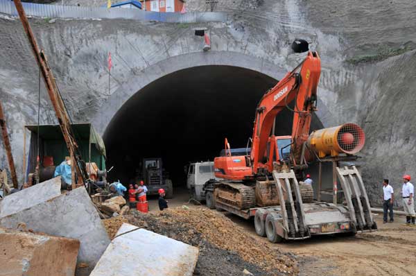 Tunnel cave-in traps 12 in NE China city